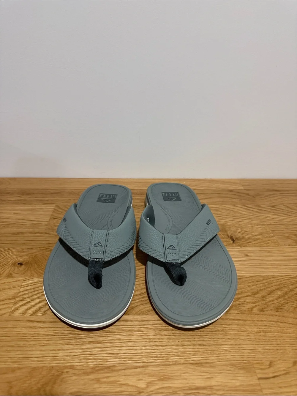 Brand new Reef Offshore Men's size 9 Flip Flops